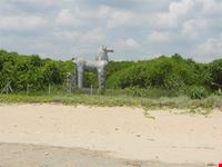 scultura sulla spiaggia